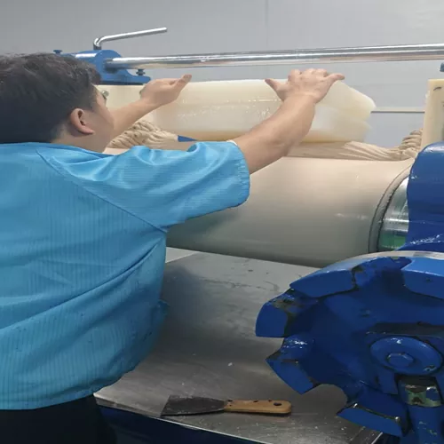 Inde i en 22 år gammel kinesisk silikonefabrik: Mixing Workshops daglige liv, der bestemmer produktkvaliteten